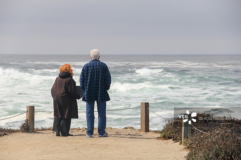 老人的背影图片素材