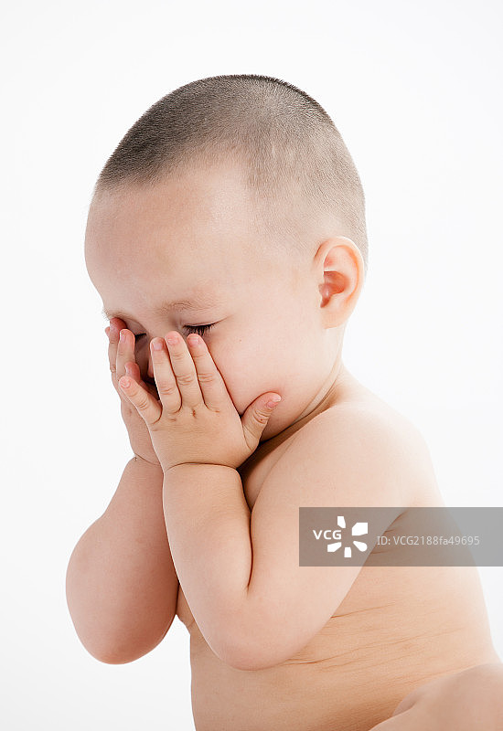 一个双手捂脸的婴儿图片素材