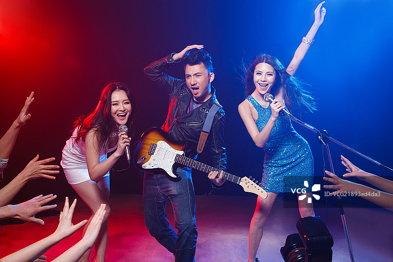 年轻人在酒吧唱歌跳舞图片素材