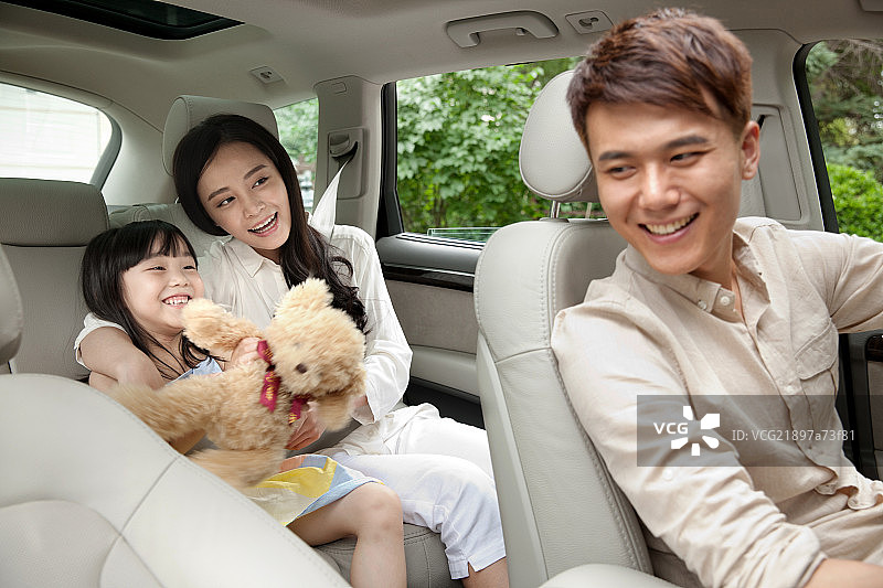 一家三口驾车出游图片素材