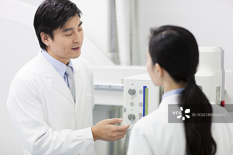 医生与医疗仪器图片素材