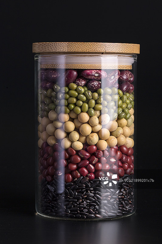装着豆子的玻璃容器图片素材