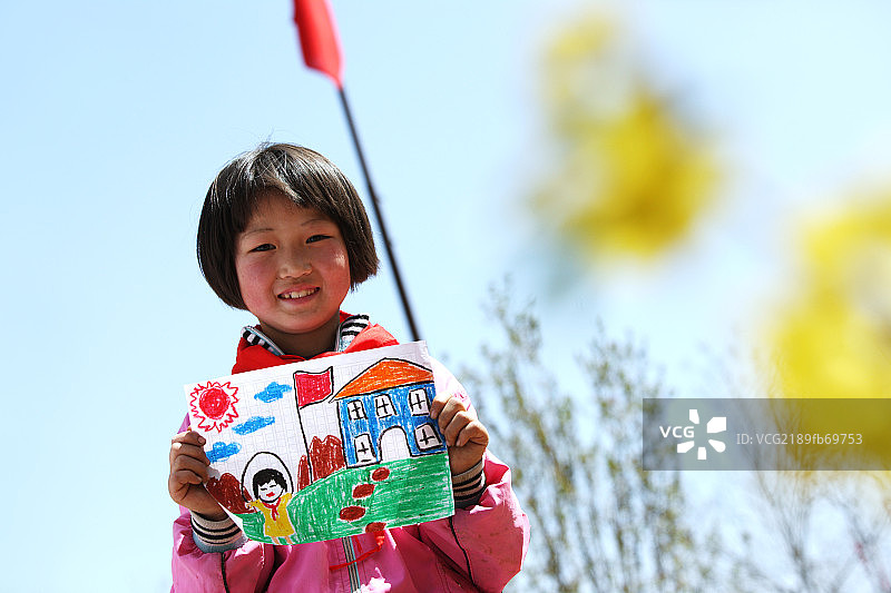乡村小学生拿着画图片素材