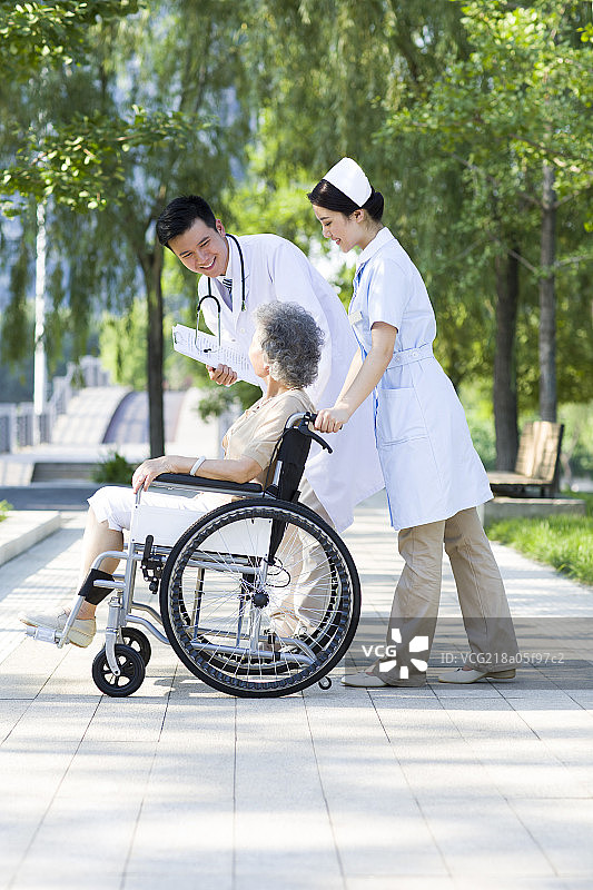 医生护士与坐着轮椅的老人图片素材