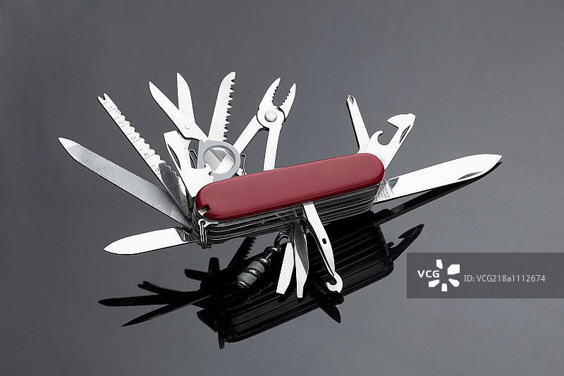 深灰色背景前的瑞士军刀图片素材