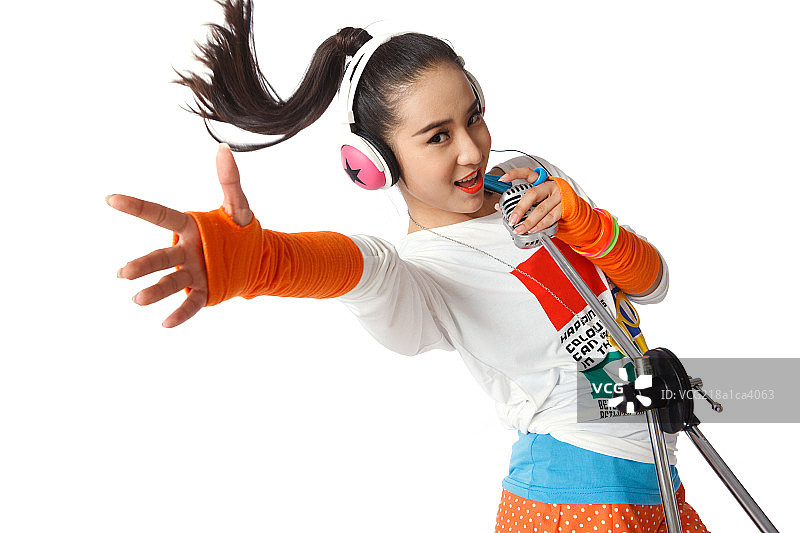 时尚活力的年轻女孩唱歌图片素材