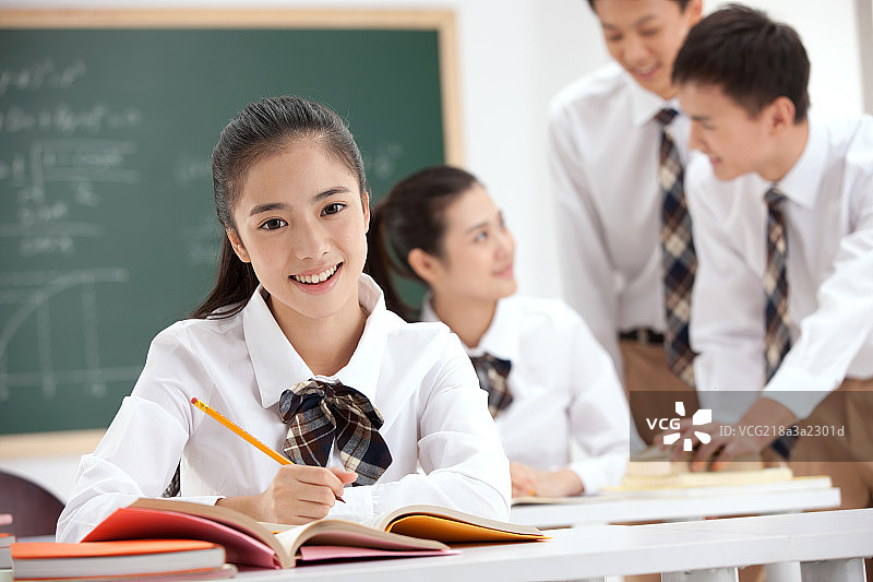 中学生在教室里学习图片素材