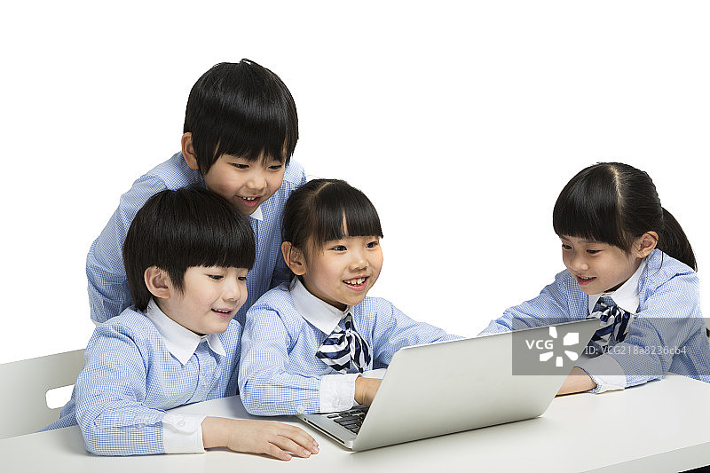 小朋友们挤在一起看电脑图片素材