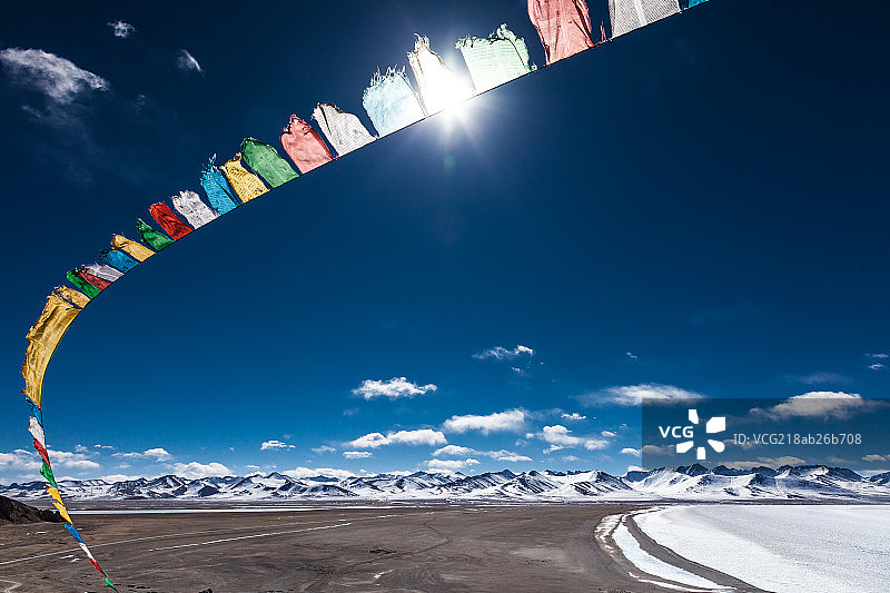 西藏纳木错飘舞的经幡图片素材