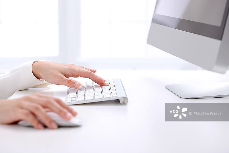 青年商务女士用电脑图片素材