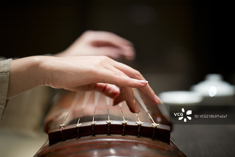 古琴演奏手部特写图片素材