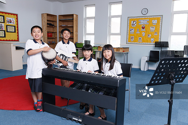 小学生正在拿着乐器演奏图片素材