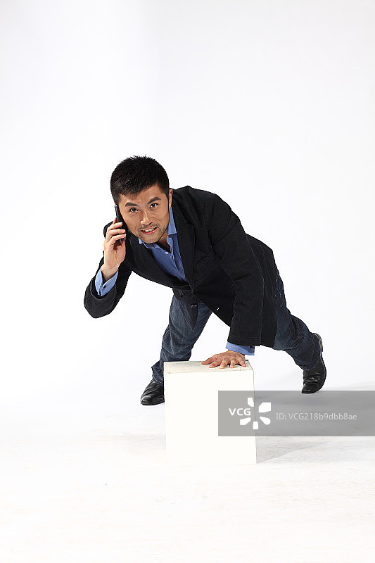 做俯卧撑的男人图片素材
