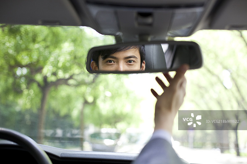 司机调整观后镜图片素材