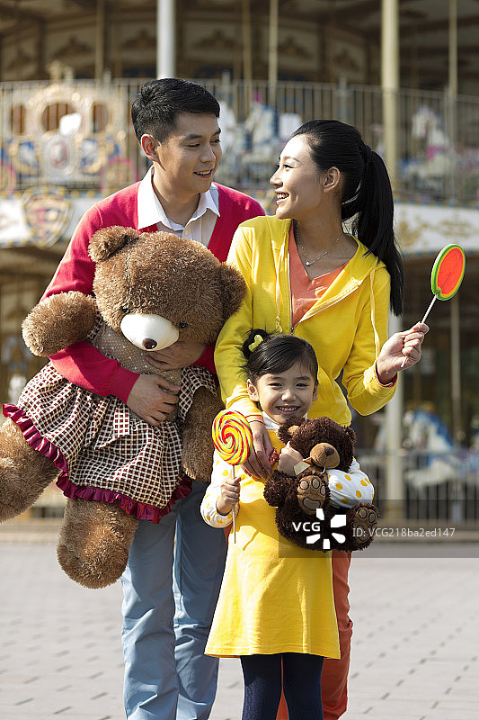 快乐的一家三口去游乐园玩图片素材