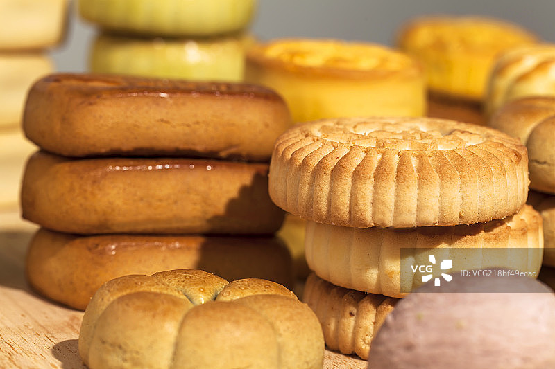 中国节日中秋月饼糕点摆放在案板上图片素材