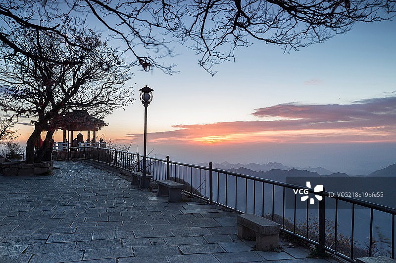 王屋山日出凭栏观景图片素材