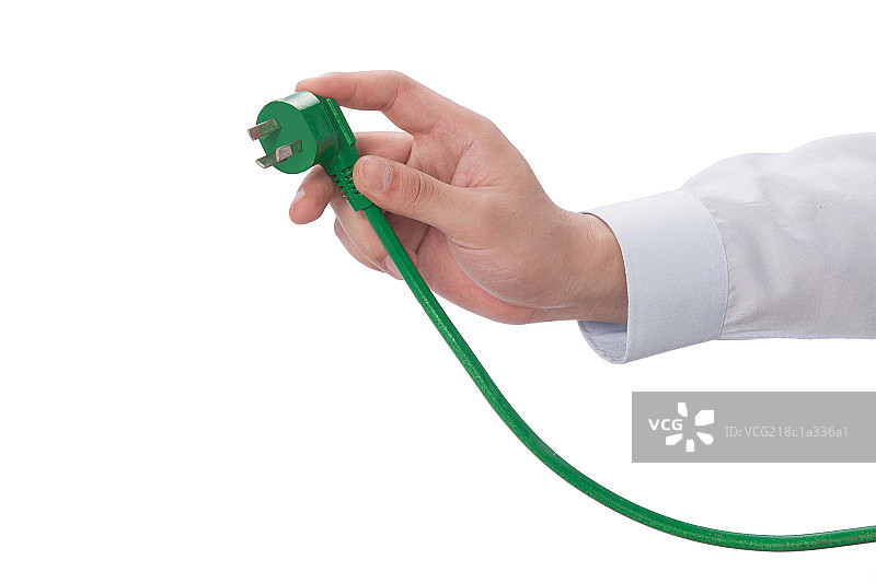 男人的手拿着电源插头图片素材