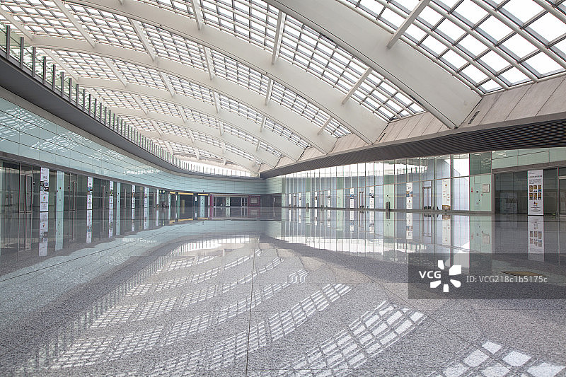机场明亮大厅的天窗图片素材