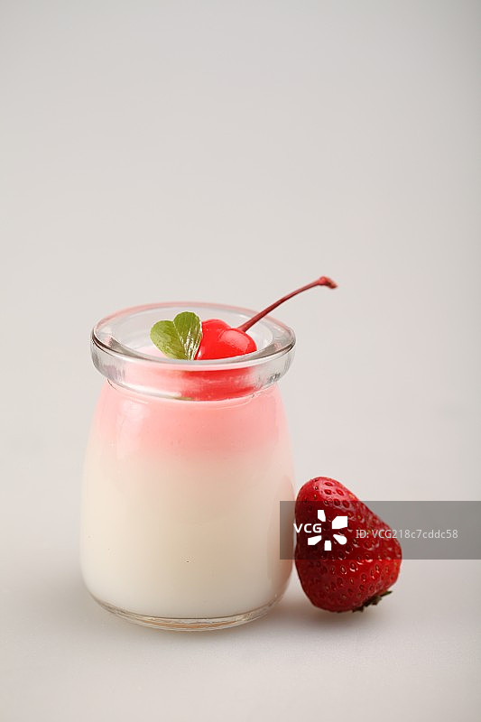 草莓奶酪果冻布丁图片素材