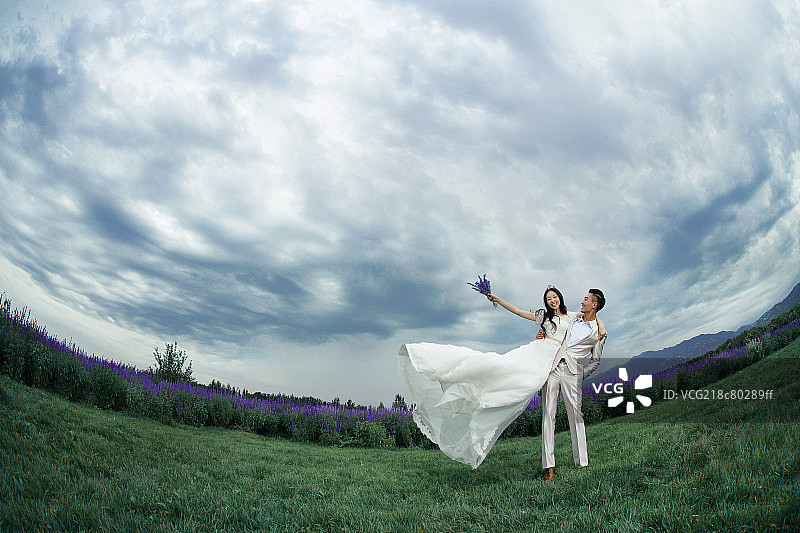 新郎新娘在花田中图片素材