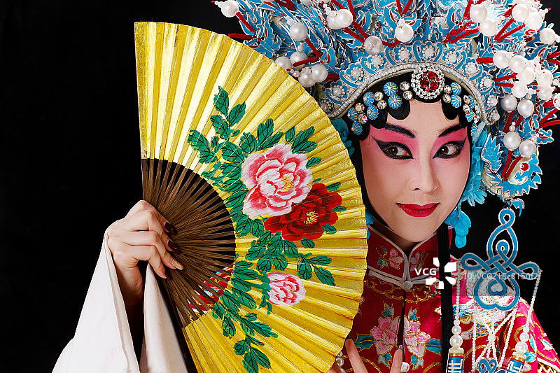 女京剧表演者拿着折扇图片素材