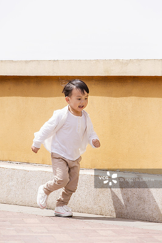 奔跑的孩子图片素材