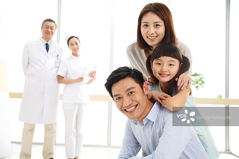 一家三口和医务工作者图片素材