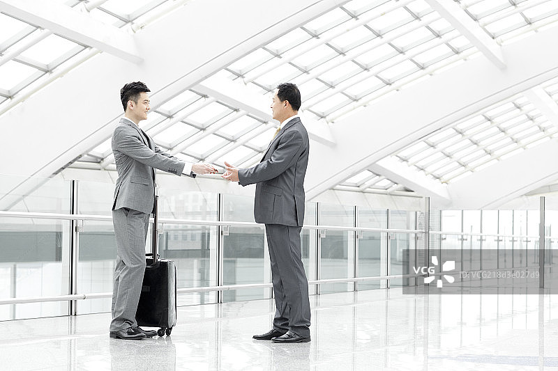 商务人士在机场交换名片图片素材