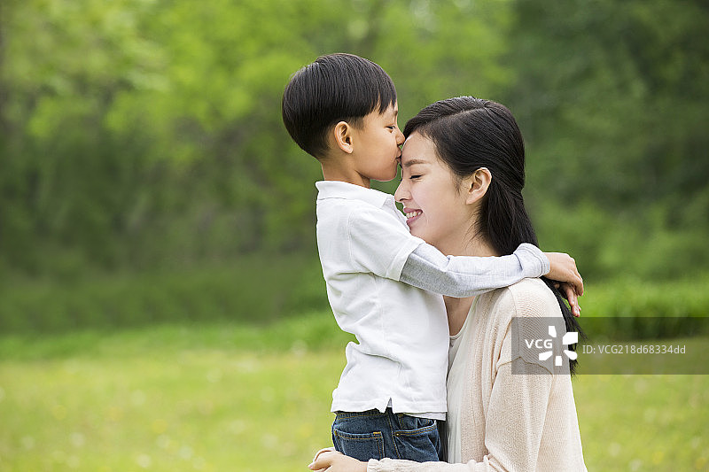 小男孩亲吻妈妈的额头图片素材