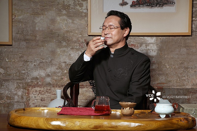 品茶的中年男人图片素材