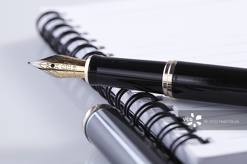 书本上的钢笔图片素材