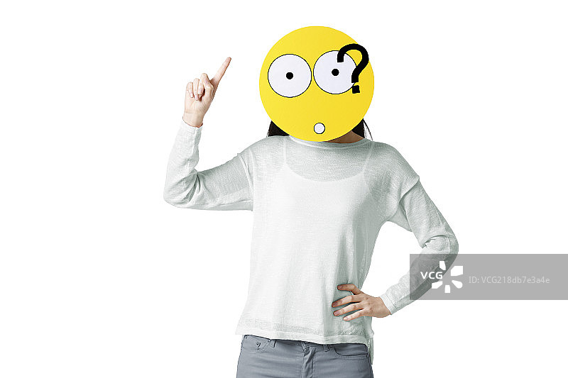 年轻女子戴着一张困惑不解的卡通脸图片素材