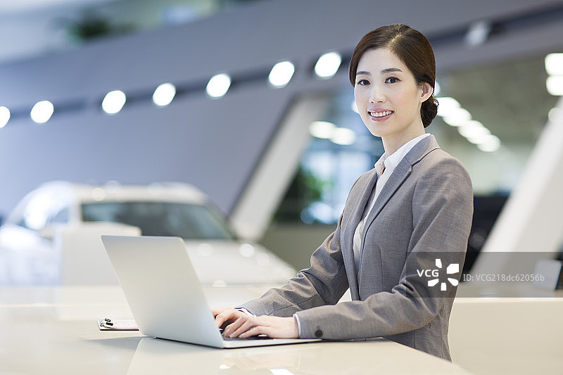 前台接待员使用笔记本电脑图片素材