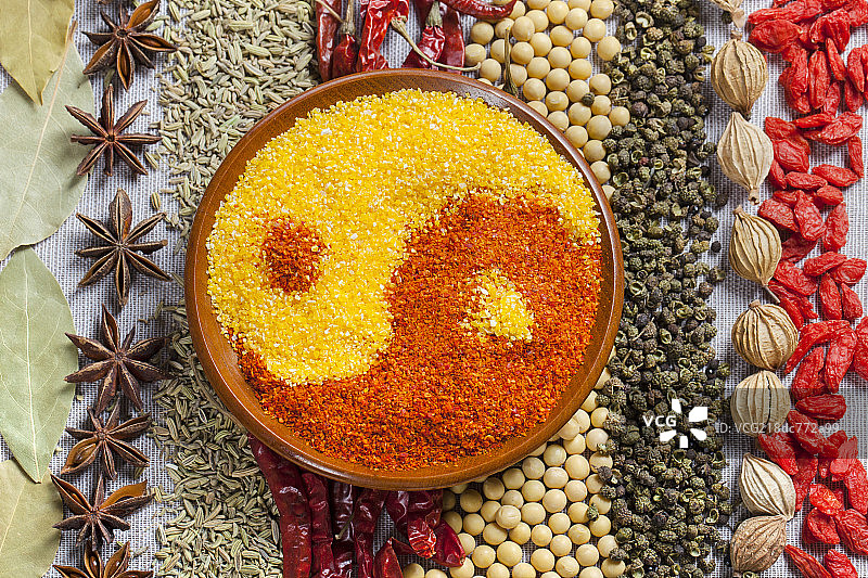 放在桌子上的调料和太极图案图片素材