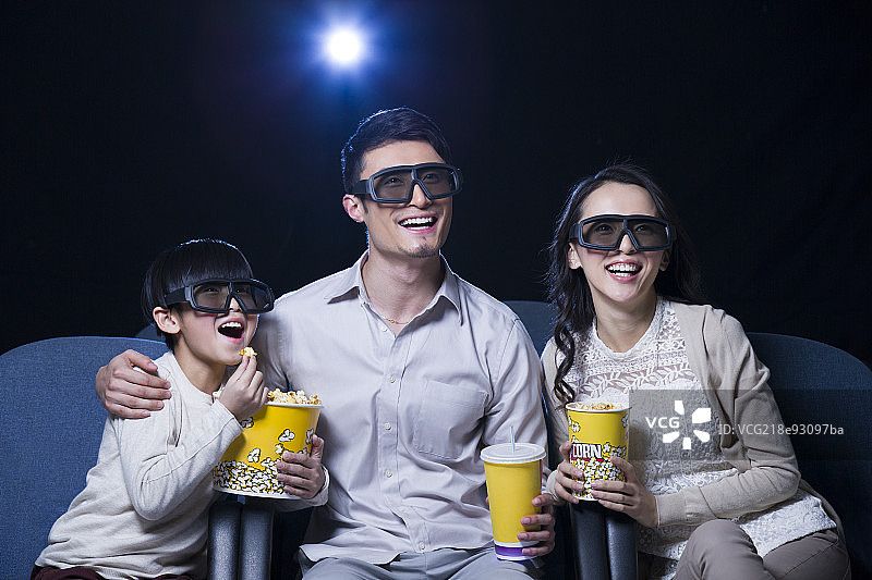 一家人在影院看3D电影图片素材