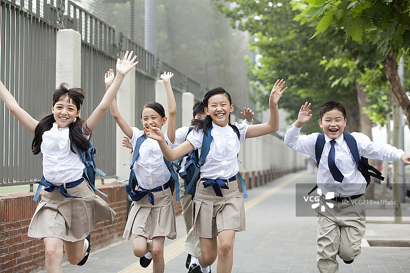 活泼的小学生在路上图片素材