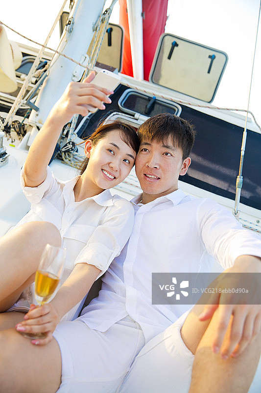 年轻情侣海上度假图片素材