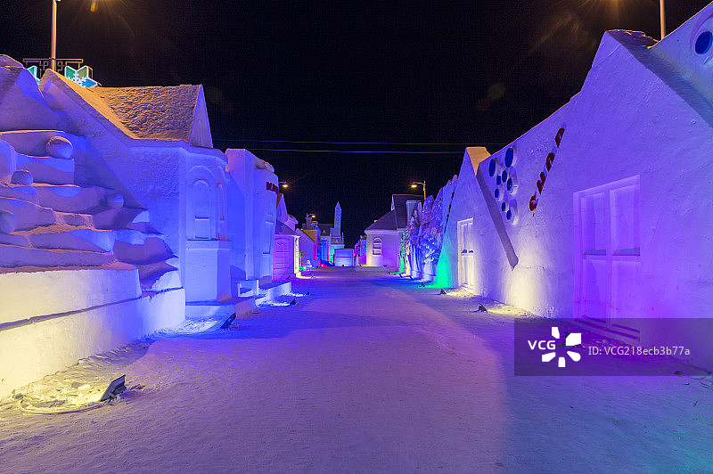 彩色灯光下的白雪雕刻图片素材