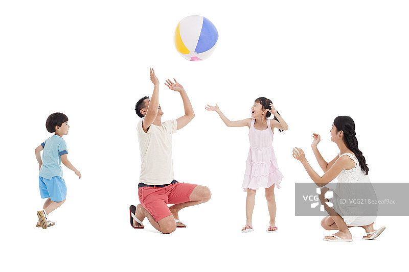 一家人玩海滩球图片素材