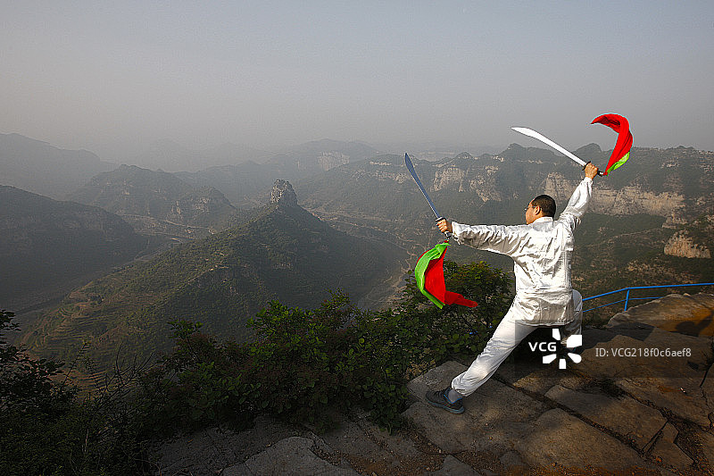 山西省晋城李寨乡人在山上练武图片素材