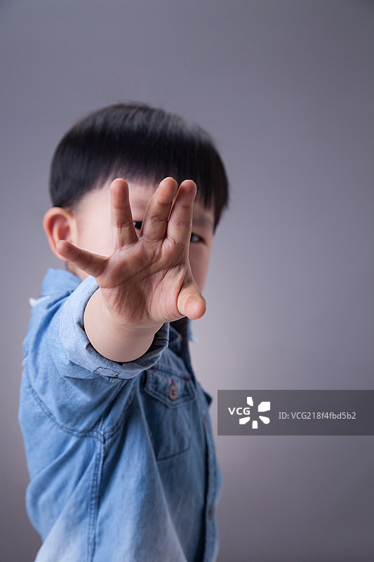 一个中国小男孩图片素材