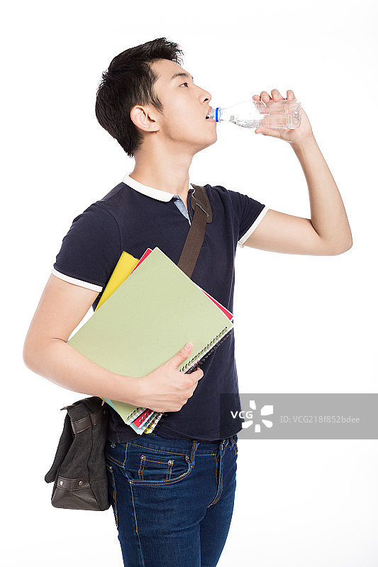 喝水的年轻大学生图片素材