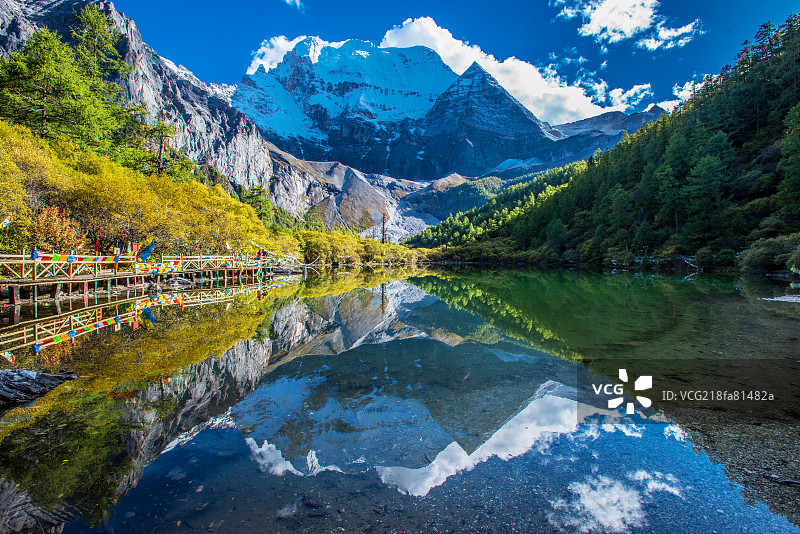 四川省甘孜亚丁仙乃日神山图片素材