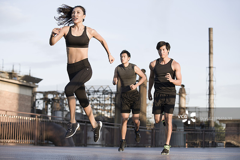 年轻人户外跑步锻炼图片素材