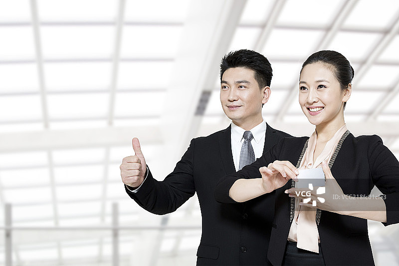 商务人士展示银行卡图片素材