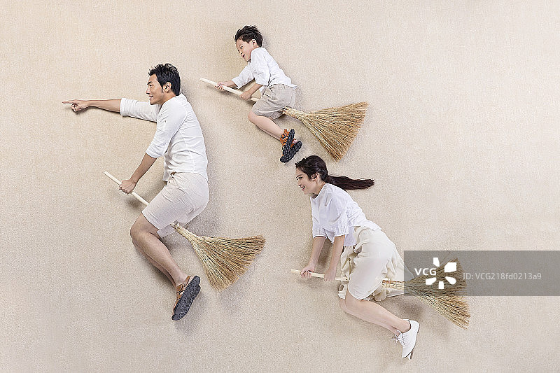 坐在扫把上出行的一家三口图片素材