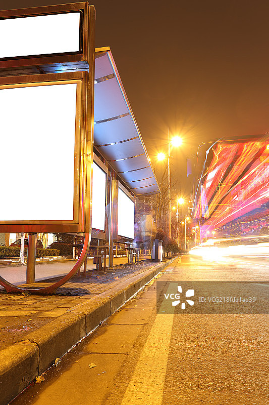 城市公共车站广告牌与马路图片素材