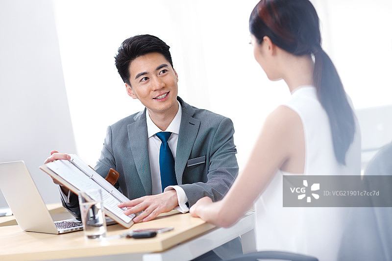 年轻的商务人士在办公室快乐工作图片素材