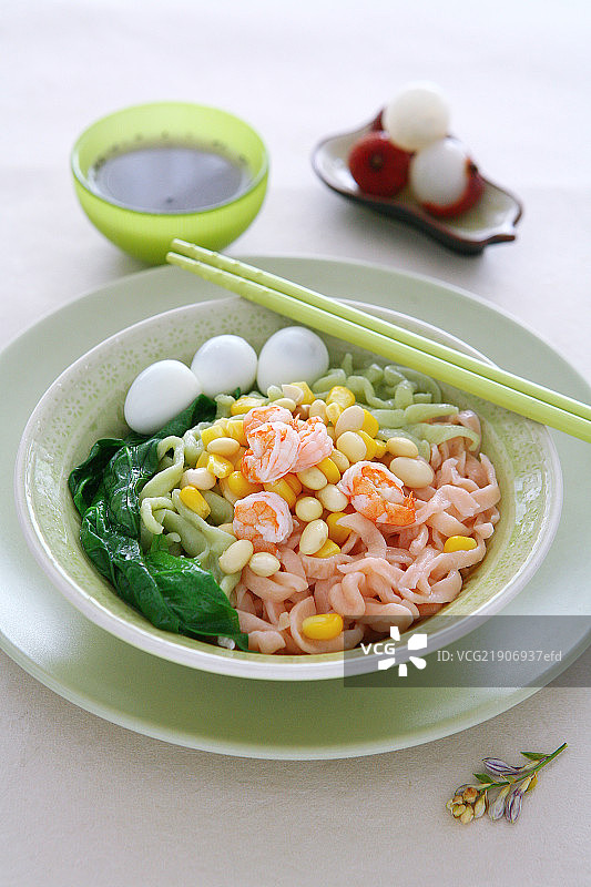 时蔬鲜虾面图片素材